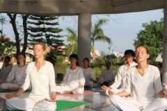 thumbs_meditation-class-yogavini-rishikesh